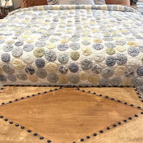 Rare!! Pottery Barn Handmade Yo-Yo Puff Quilt 90”x90” - Picture 10 of 15